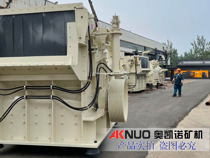 1520歐版反擊式破碎機液壓升降裝置,方便進行維修和日常保養 1520歐版反擊式破碎機液壓升降裝置,方便進行維修和日常保養